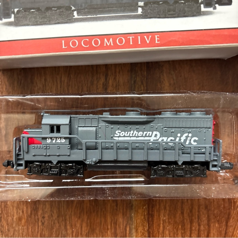 Set of Three Model Trains ~ Locomotive ~ Tank Car ~ Hourse Drawn Pumper - Picture 6 of 8